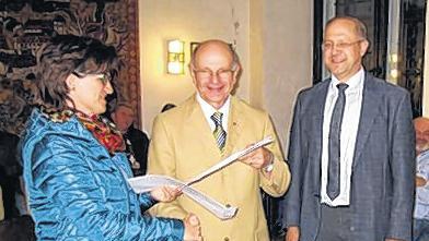 300 Unterschriften: (von links) Marianne Issing von der „Initiative für besseres Leben in Rimpar“ überreicht Bürgermeister Burkard Losert, im Beisein von Michael Fuchs vom Staatlichen Bauamt Würzburg. 300 Unterschriften: (von links) Marianne Issing von der „Initiative für besseres Leben in Rimpar“ überreicht Bürgermeister Burkard Losert, im Beisein von Michael Fuchs vom Staatlichen Bauamt Würzburg.