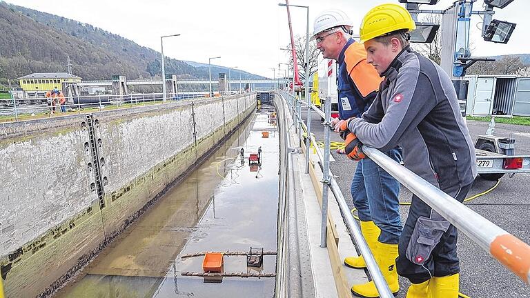 Trocken gelegt: Bernd Imhof, Leiter des Außenbezirks Gemünden des Wasser- und Schifffahrtsamtes Schweinfurt und Praktikant Leon Schlembach blicken zehn Meter tief in die fast leere Steinbacher Schleusenkammer. Trocken gelegt: Bernd Imhof, Leiter des Außenbezirks Gemünden des Wasser- und Schifffahrtsamtes Schweinfurt und Praktikant Leon Schlembach blicken zehn Meter tief in die fast leere Steinbacher Schleusenkammer.