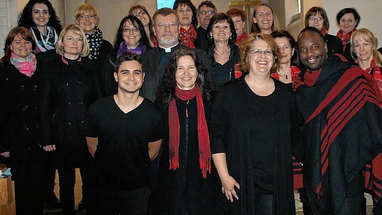 Pfarrer Andreas Werner (Achter von links) bedankte sich inmitten der Sängerschar bei allen Sängern sowie bei den Verantwortlichen (vordere Reihe, von links) Ruben Abrante (Keyboard), Christine Koch, Chorleiterin des Stepfershausener Gospelchors &bdquo;Rejoice&ldquo;, Ilona Schimoneck, Chorleiterin des Meininger Gospelchors, und Gospel-Dozent Latonius Earl für die eindrucksolle Mitgestaltung des Kantate-Gottesdienstes.