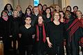 Pfarrer Andreas Werner (Achter von links) bedankte sich inmitten der Sängerschar bei allen Sängern sowie bei den Verantwortlichen (vordere Reihe, von links) Ruben Abrante (Keyboard), Christine Koch, Chorleiterin des Stepfershausener Gospelchors &bdquo;Rejoice&ldquo;, Ilona Schimoneck, Chorleiterin des Meininger Gospelchors, und Gospel-Dozent Latonius Earl für die eindrucksolle Mitgestaltung des Kantate-Gottesdienstes.