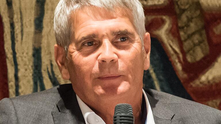 ZF-Standortleiter Hans-Jürgen Schneider. ZF-Standortleiter Hans-Jürgen Schneider.