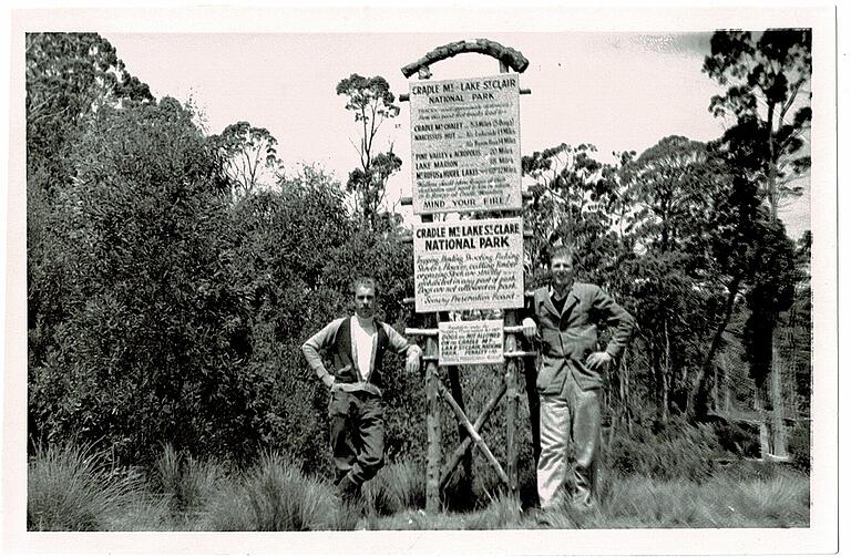 In seiner Freizeit lernte Erich Kempf (rechts) in Tasmanien bei Ausflügen und weiteren Unternehmungen auch die schöne Insel kennen. Im Bild ist er zusammen mit einem Freund in einem Nationalpark zu sehen. In seiner Freizeit lernte Erich Kempf (rechts) in Tasmanien bei Ausflügen und weiteren Unternehmungen auch die schöne Insel kennen. Im Bild ist er zusammen mit einem Freund in einem Nationalpark zu sehen.