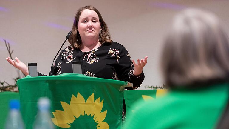 Ricarda Lang ist seit Februar 2022 Bundesvorsitzende von Bündnis 90/Die Grünen. Zum politischen Aschermittwoch der Würzburger Grünen kam sie in die Domstadt. Ricarda Lang ist seit Februar 2022 Bundesvorsitzende von Bündnis 90/Die Grünen. Zum politischen Aschermittwoch der Würzburger Grünen kam sie in die Domstadt. 