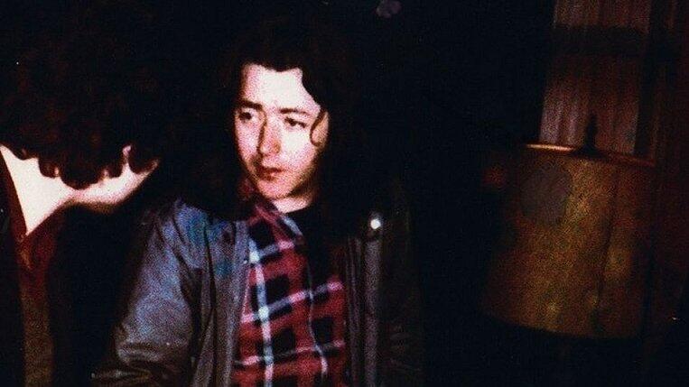 Rory Gallagher beim Fachsimpeln vor einem „Vintage Amp“. Rory Gallagher beim Fachsimpeln vor einem „Vintage Amp“.