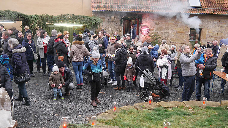 Reges Treiben herrschte auch im Außenbereich der Burg wo Glühwein, Gebäck und Gegrilltes angeboten wurde. Reges Treiben herrschte auch im Außenbereich der Burg wo Glühwein, Gebäck und Gegrilltes angeboten wurde.