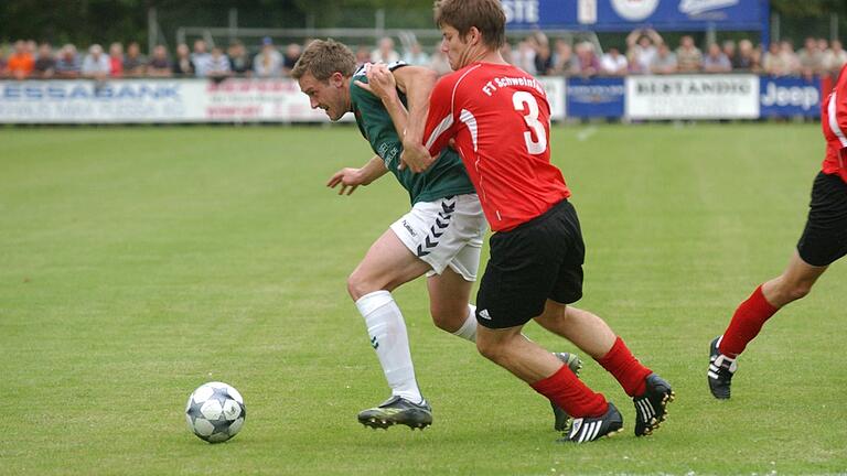 Ein bisschen wird's wie damals sein: Der Ex-Turner Stefan Rothenanger (rechts) versucht, den früheren Nullfünfer Pascal Kamolz in der Landesliga-Saison 2009/2010 zu stoppen. Nun gastiert der FC 05 Schweinfurt wieder bei der FTS – anlässlich deren 120-jährigen Bestehens. Ein bisschen wird's wie damals sein: Der Ex-Turner Stefan Rothenanger (rechts) versucht, den früheren Nullfünfer Pascal Kamolz in der Landesliga-Saison 2009/2010 zu stoppen. Nun gastiert der FC 05 Schweinfurt wieder bei der FTS – anlässlich deren 120-jährigen Bestehens.