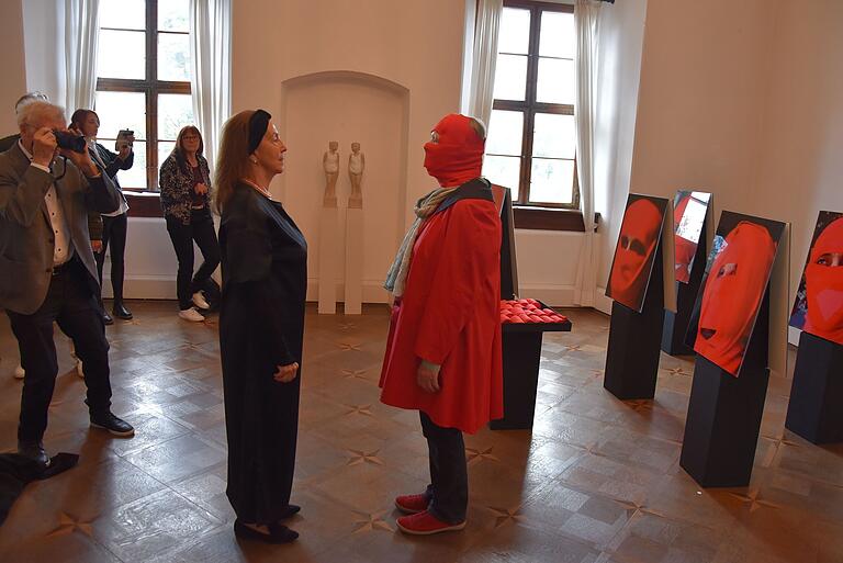 Performance: Künstlerin Irmingard Beirle (links) ließ eine Besucherin zu einer lebenden Skulptur werden. Performance: Künstlerin Irmingard Beirle (links) ließ eine Besucherin zu einer lebenden Skulptur werden.