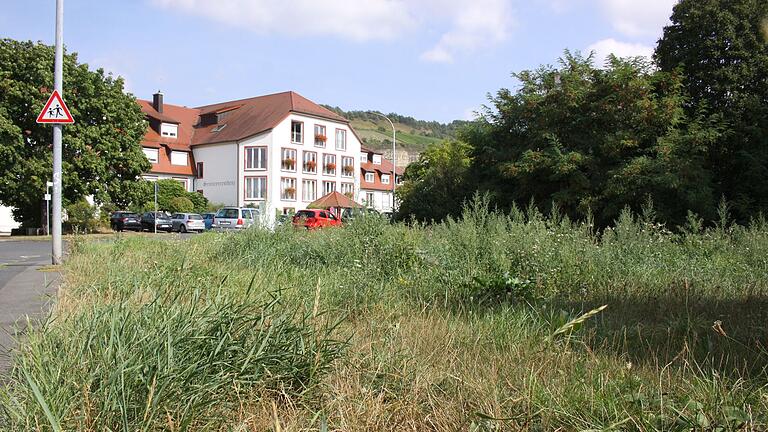 Auf diesem Grundstück gegenüber der Seniorenresidenz ist ein Gebäude für Tagespflege mit 20 Plätzen geplant.