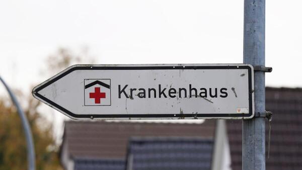 Hinweisschild mit der Aufschrift «Krankenhaus»       -  Bayerns Krankenhäuser stehen finanziell unter Druck. Wie eine ortsnahe und hochwertige medizinische Versorgung erhalten werden kann, bleibt bislang unklar.