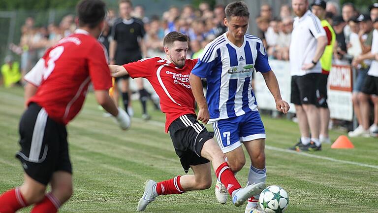 Langes Bein: Der Erlenbacher Stefan Schmidt fährt dem Marktheidenfelder Marcel Emrich (rechts am Ball) in die Parade. Langes Bein: Der Erlenbacher Stefan Schmidt fährt dem Marktheidenfelder Marcel Emrich (rechts am Ball) in die Parade.