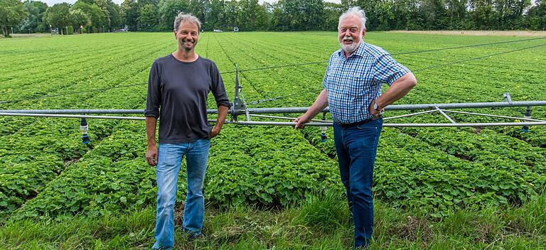 Sie wollen den Status quo erhalten: Christian Hennings (links) und Altbürgermeister Hans Fischer hoffen, dass den Kräuterbauern auch über 2027 hinaus der Unkenbach als Wasserreservoir zur Beregnung der Kräuterfelder zur Verfügung steht.