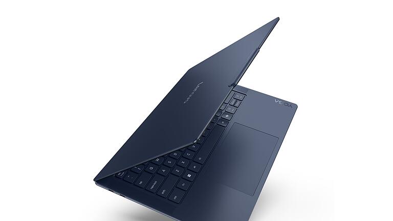 Lenovo Yoga Slim 7x - Der Lenovo Yoga Slim 7x wirkt mit seinem dunkelblauen Gehäuse durchaus edel. Lenovo Yoga Slim 7x - Der Lenovo Yoga Slim 7x wirkt mit seinem dunkelblauen Gehäuse durchaus edel.