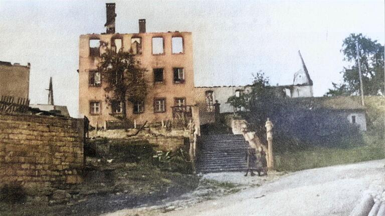 &nbsp;Das Schulhaus von Acholshausen und die dahinter liegende Kirche wurden bei der Bombardierung am 10. September 1944 völlig zerstört,&nbsp;