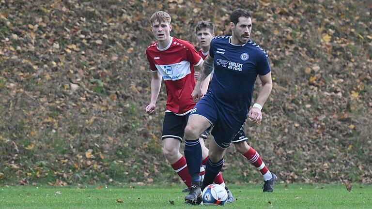 Bei Spielen mit Beteiligung des TSV-DJK Wülfershausen (rechts Lucas Gensler, links Jannik Fromm vom FSV Hohenroth) sind in der Regel viele Tore garantiert. Bei Spielen mit Beteiligung des TSV-DJK Wülfershausen (rechts Lucas Gensler, links Jannik Fromm vom FSV Hohenroth) sind in der Regel viele Tore garantiert.