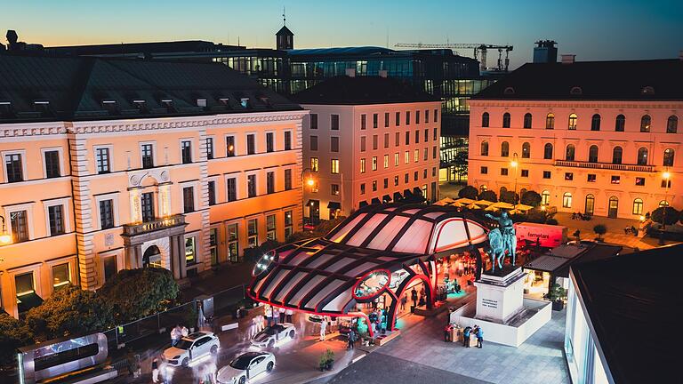 Überdimensioniertes Porsche-Modell in der Münchner Innenstadt       -  Die große Bühne für die Autoindustrie in der Münchner Innenstadt bei der Messe IAA Mobility gefällt nicht allen. (Archivbild)