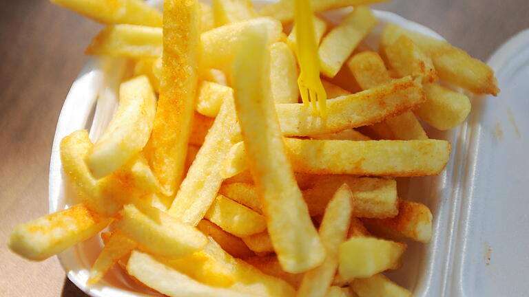 Pommes Frites - ARCHIV - ILLUSTRATION - Eine Portion Pommes Frites liegt am 05.09.2011 auf einem Tisch. Experten der EU-Länder entscheiden am 19.07.2017 über neue Vorgaben für Pommes-Buden und andere Restaurants, mit denen Verbraucher besser vor dem krebsverdächtigen Stoff Acrylamid geschützt werden sollen. Pommes Frites - ARCHIV - ILLUSTRATION - Eine Portion Pommes Frites liegt am 05.09.2011 auf einem Tisch. Experten der EU-Länder entscheiden am 19.07.2017 über neue Vorgaben für Pommes-Buden und andere Restaurants, mit denen Verbraucher besser vor dem krebsverdächtigen Stoff Acrylamid geschützt werden sollen.