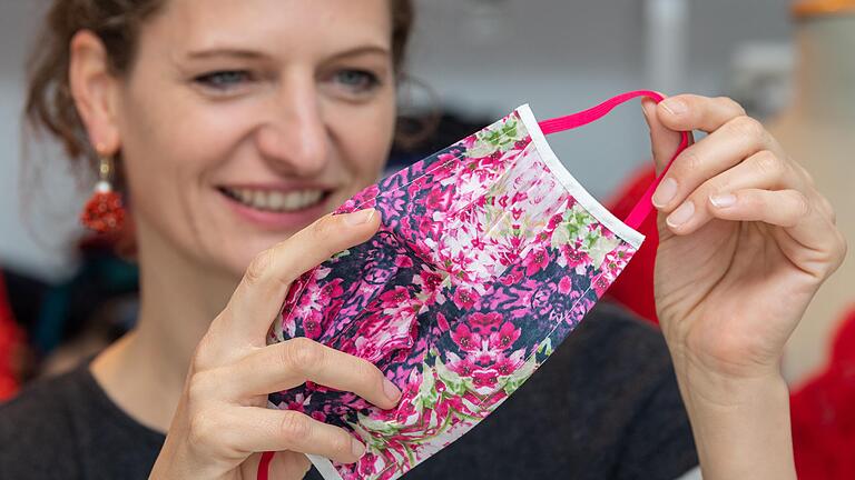 Man muss keine Modedesignerin sein wie Dorothea Michalk aus Dresden (im Bild), um sich selbst einen Mundschutz zu nähen. Damit schützt man vor allem andere, betont Allgemeinärztin Petra Gehrsitz aus Karlburg. Man muss keine Modedesignerin sein wie Dorothea Michalk aus Dresden (im Bild), um sich selbst einen Mundschutz zu nähen. Damit schützt man vor allem andere, betont Allgemeinärztin Petra Gehrsitz aus Karlburg.
