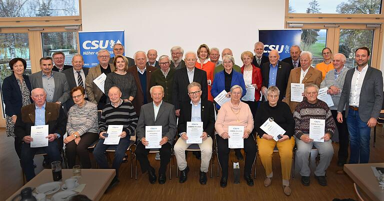 Eine große Zahl von Mitgliedern (mit Urkunden) wurde für 50 Jahre Treue und Verbundenheit zur CSU geehrt