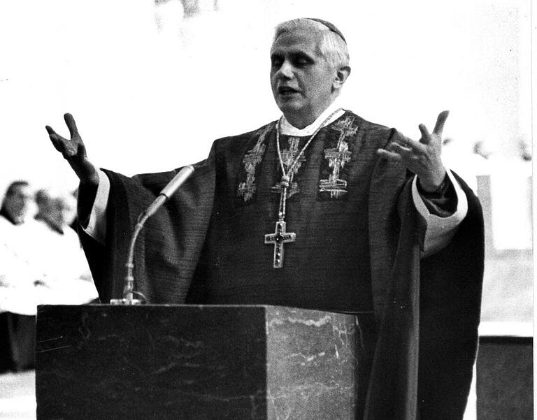 Kardinal Joseph Ratzinger nahm 1979 in Würzburg am Requiem für Bischof Josef Stangl teil. Das Foto zeigt ihn bei seiner Predigt im Dom.