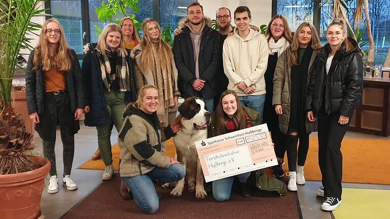 Die Klasse WBÜ12 der Berufsschule in Haßfurt übergibt einen Spende von mehr als 1500 Euro an Tierheimleiterin Britta Merkel (vorne links mit Hund Teddy). Die Klasse WBÜ12 der Berufsschule in Haßfurt übergibt einen Spende von mehr als 1500 Euro an Tierheimleiterin Britta Merkel (vorne links mit Hund Teddy).