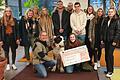 Die Klasse WBÜ12 der Berufsschule in Haßfurt übergibt einen Spende von mehr als 1500 Euro an&nbsp; Tierheimleiterin Britta Merkel (vorne links mit Hund Teddy).