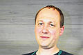 Ein wesentlicher Schritt zum fertigen Schuh: Schumacher Thorsten Gernert zeigt, wie der Schuh an der Sohle genäht wird.