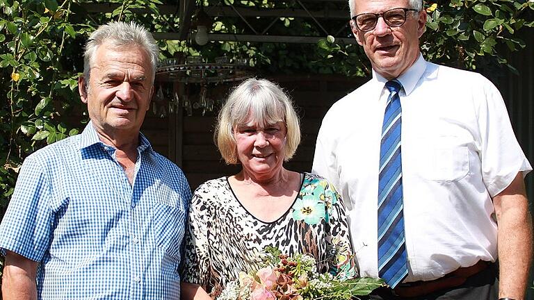 Zum Fest der Goldenen Hochzeit der Eheleute Gisela und Ludwig Barth gratulierte auch Haßfurts Bürgermeister Günther Werner (rechts).