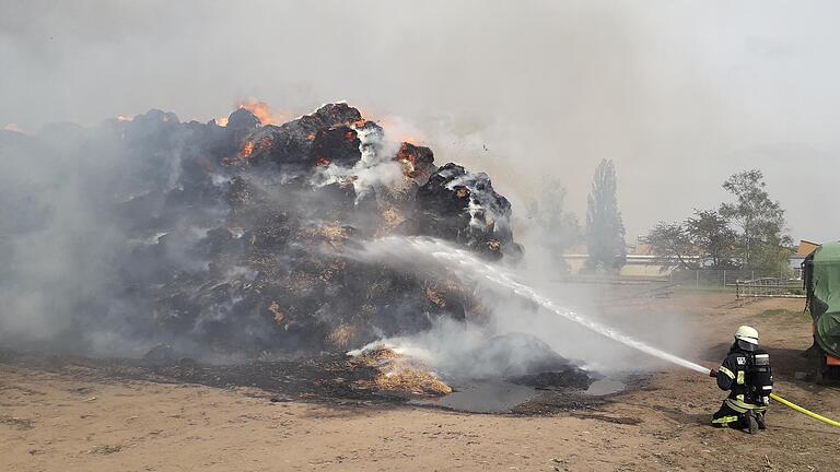 Auf einem Reiterhof in Eltmann gingen am Freitagnachmittag zwei Strohlager in Flammen auf. Auf einem Reiterhof in Eltmann gingen am Freitagnachmittag zwei Strohlager in Flammen auf.
