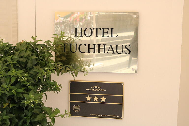 Drei Sterne: Hotel Tuchhaus. Drei Sterne: Hotel Tuchhaus.