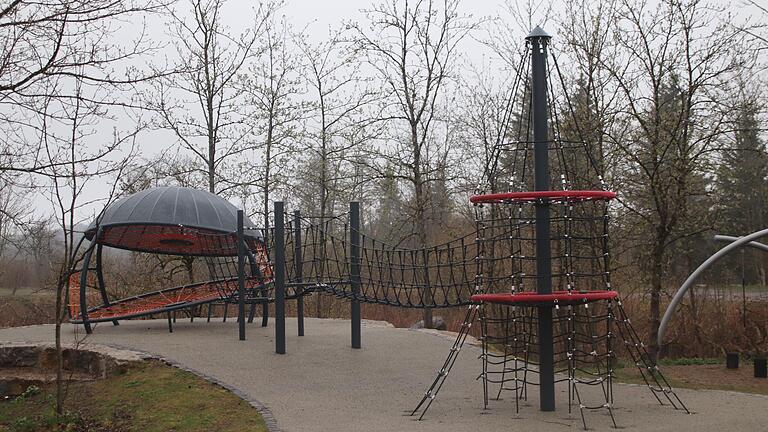 Eine gute Nachricht am Morgen: Der neue Spielplatz am Parkplatz Schwarzes Moor ist gerade fertig geworden. Kinder waren um 6 Uhr natürlich noch nicht zu sehen. Eine gute Nachricht am Morgen: Der neue Spielplatz am Parkplatz Schwarzes Moor ist gerade fertig geworden. Kinder waren um 6 Uhr natürlich noch nicht zu sehen.