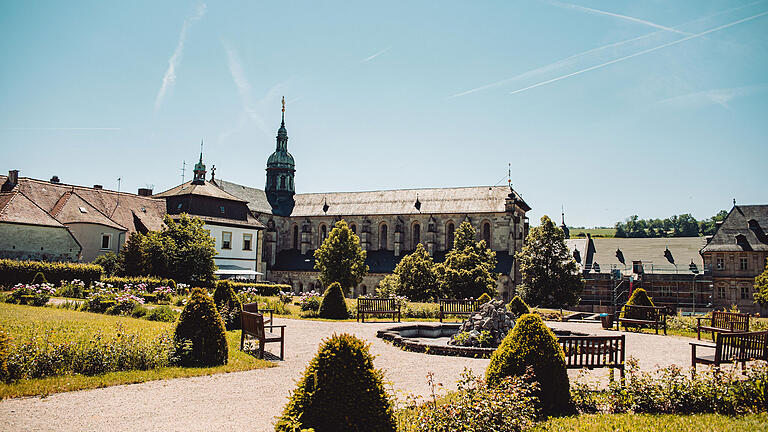 Dirigent Gerd Schaller und das Orchester Philharmonie Festiva interpretieren außergewöhnlicher Stücke großer Komponisten in der ehemaligen Zisterzienserabtei Ebrach. Das Foto zeigt den Abteigarten von Kloster Ebrach. Dirigent Gerd Schaller und das Orchester Philharmonie Festiva interpretieren außergewöhnlicher Stücke großer Komponisten in der ehemaligen Zisterzienserabtei Ebrach. Das Foto zeigt den Abteigarten von Kloster Ebrach.