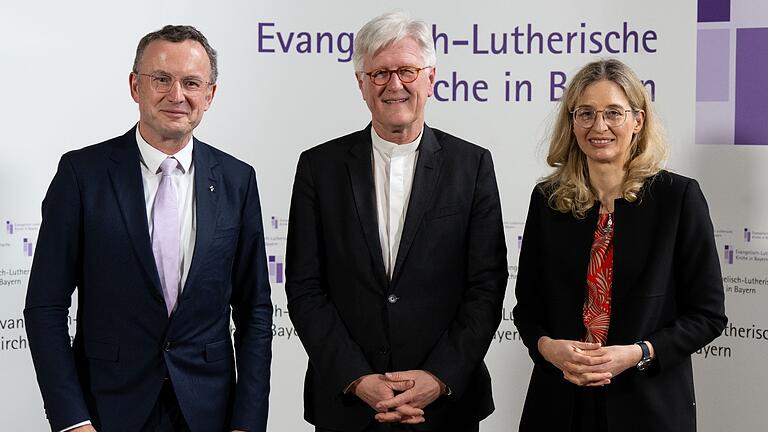 Wahl des neuen bayerischen Landesbischofs.jpeg - Christian Kopp (links) mit seiner Mitbewerberin Nina Lubomierski und Landesbischof Heinrich Bedford-Strohm. Wahl des neuen bayerischen Landesbischofs.jpeg - Christian Kopp (links) mit seiner Mitbewerberin Nina Lubomierski und Landesbischof Heinrich Bedford-Strohm.