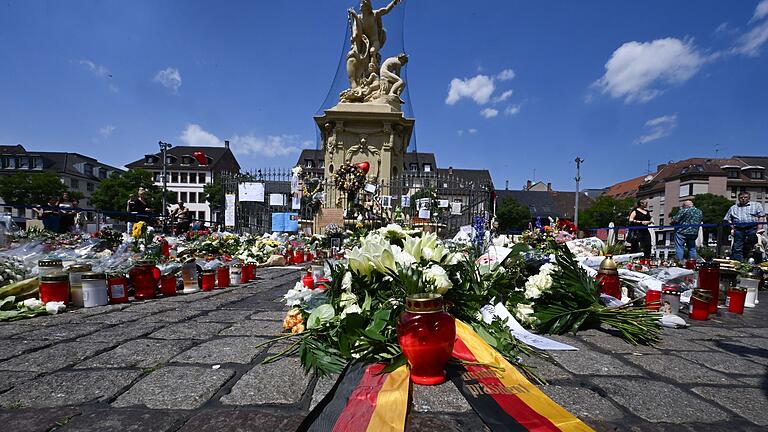 Nach der Messerattacke in Mannheim - Gedenken.jpeg       -  Ein Trauerkranz des Bundespräsidenten liegt auf dem Marktplatz in Mannheim.