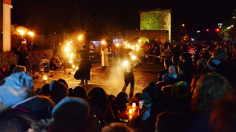 Mit Feuer durch die Nacht: Zahlreiche Shows machen die Erlebnisnacht in Mellrichstadt zu einem Spektakel.