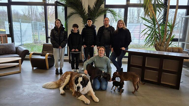 Auf dem Foto von links: Schülersprecher der Mittelschule:  Zoe Scholz, Ben-Luca Roth, Jassem Alkhalaf,  die Lehrkräfte Michael Merz und Carmen Kühlwein sowie vorne Frau Jung vom Tierheim.