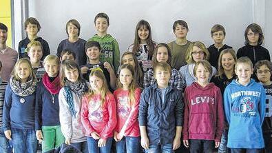 Begehrtes Erinnerungsfoto: Biathlet Alexander Wolf (links) stand den Sechstklässlern am Martin-Pollich-Gymnasium Rede und Antwort zu seiner Karriere und seinem Privatleben (rechts Lehrerin Michaela Wahler).MPG