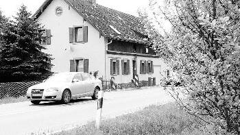 Das Torhaus Aurora war früher       -  Das Torhaus Aurora war früher eine Maut- und Zollstelle und bis vor
wenigen Jahrzehnten Sitz eines staatlichen Revierförsters.