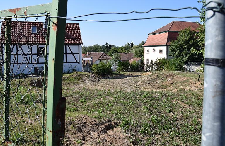 Von Norden her, von Seiten der Schule und des Seniorenzentrums, breitet sich die Fläche aus, auf der die 'Neue Mitte Niederwerrn' entsteht: Mit dem Kolonialwarenmuseum (links), mit zwei verbundenen Gebäuden für Café, Bürgersaal und Vereinsgebäude und mit einem kleinen und großen Platz. Von Norden her, von Seiten der Schule und des Seniorenzentrums, breitet sich die Fläche aus, auf der die 'Neue Mitte Niederwerrn' entsteht: Mit dem Kolonialwarenmuseum (links), mit zwei verbundenen Gebäuden für Café, Bürgersaal und Vereinsgebäude und mit einem kleinen und großen Platz.