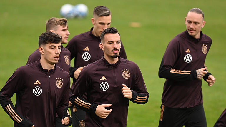 Öffentliches Training Fußball-Nationalmannschaft.jpeg       -  Mergim Berisha (Mitte, hier neben Kai Havertz) hat seine ersten Einheiten mit dem Nationalteam hinter sich.