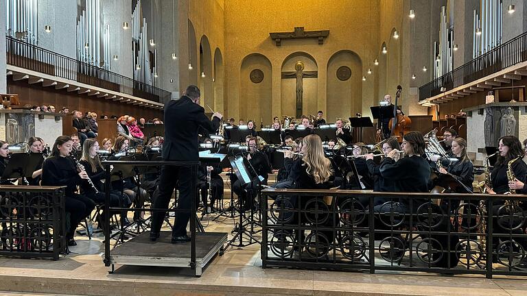 Manuel Scheuring entlockte dem Symphonischen Blasorchester Volkach berührende Klänge, die unter die Haut gingen.
