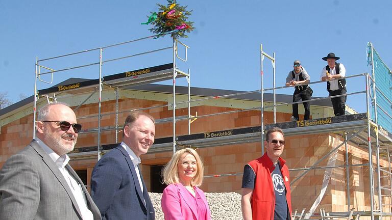 Mit der Sonne um die Wette strahlten beim Richtfest zum Tierheim-Neubau (von links) Schwarzachs Bürgermeister Volker Schmitt, Kitzingens Oberbürgermeister Stefan Güntner, Landrätin Tamara Bischof und Tierheim-Projektleiter Peter Grieb.