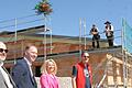 Mit der Sonne um die Wette strahlten beim Richtfest zum Tierheim-Neubau (von links) Schwarzachs Bürgermeister Volker Schmitt, Kitzingens Oberbürgermeister Stefan Güntner, Landrätin Tamara Bischof und Tierheim-Projektleiter Peter Grieb.
