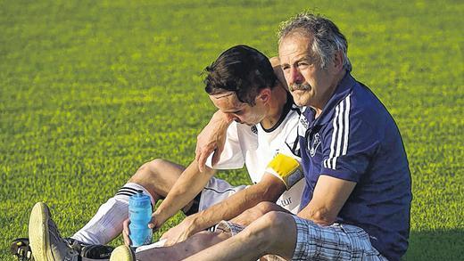 Enttäuscht: Burkhard Mangold tröstet seinen Sohn Marco nach dem verpassten Kreisliga-Aufstieg des VfB Burglauer. Enttäuscht: Burkhard Mangold tröstet seinen Sohn Marco nach dem verpassten Kreisliga-Aufstieg des VfB Burglauer.