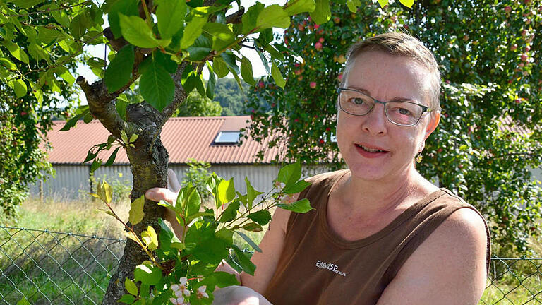 Antje Kümmert zeigt die Blüten an der Sauerkirsche in ihrem Garten. Der Baum steht dort schon seit mehreren Jahrzehnten. Foto: Kathrin Kupka-Hahn - Antje Kümmert zeigt die Blüten an der Sauerkirsche in ihrem Garten. Der Baum steht dort schon seit mehreren Jahrzehnten. Foto: Kathrin Kupka-Hahn Antje Kümmert zeigt die Blüten an der Sauerkirsche in ihrem Garten. Der Baum steht dort schon seit mehreren Jahrzehnten. Foto: Kathrin Kupka-Hahn - Antje Kümmert zeigt die Blüten an der Sauerkirsche in ihrem Garten. Der Baum steht dort schon seit mehreren Jahrzehnten. Foto: Kathrin Kupka-Hahn