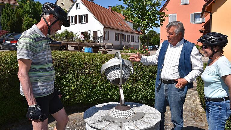 Nicht nur für Radfahrer eine kleine Rast wert, der deutschlandweit bekannte Sonnenuhrenweg von Röttingen mit Führungen von Helmut Cerdini (Mitte). Gleich am Ortseingang ist eine Äquatoriale Sonnenuhr von Kurt Fuchslocher zu sehen. Nicht nur für Radfahrer eine kleine Rast wert, der deutschlandweit bekannte Sonnenuhrenweg von Röttingen mit Führungen von Helmut Cerdini (Mitte). Gleich am Ortseingang ist eine Äquatoriale Sonnenuhr von Kurt Fuchslocher zu sehen.