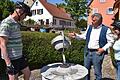 Nicht nur für Radfahrer eine kleine Rast wert, der deutschlandweit bekannte Sonnenuhrenweg von Röttingen mit Führungen von Helmut Cerdini (Mitte). Gleich am Ortseingang ist eine Äquatoriale Sonnenuhr von Kurt Fuchslocher zu sehen.