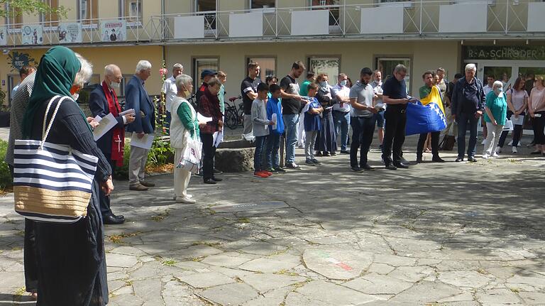 Christen und Muslime trafen sich am Platz der Versöhnung vor der Stephanskirche zum Gedenken an das Massaker von Srebrenica vor 25 Jahren. Christen und Muslime trafen sich am Platz der Versöhnung vor der Stephanskirche zum Gedenken an das Massaker von Srebrenica vor 25 Jahren.