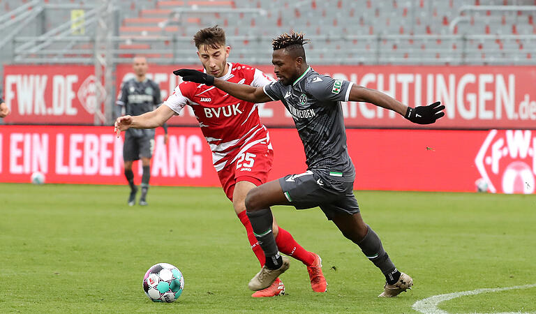 Im Zweikampf: Dominik Meisel (FC Würzburger Kickers) und Patrick Twumasi (Hannover 96) Im Zweikampf: Dominik Meisel (FC Würzburger Kickers) und Patrick Twumasi (Hannover 96)