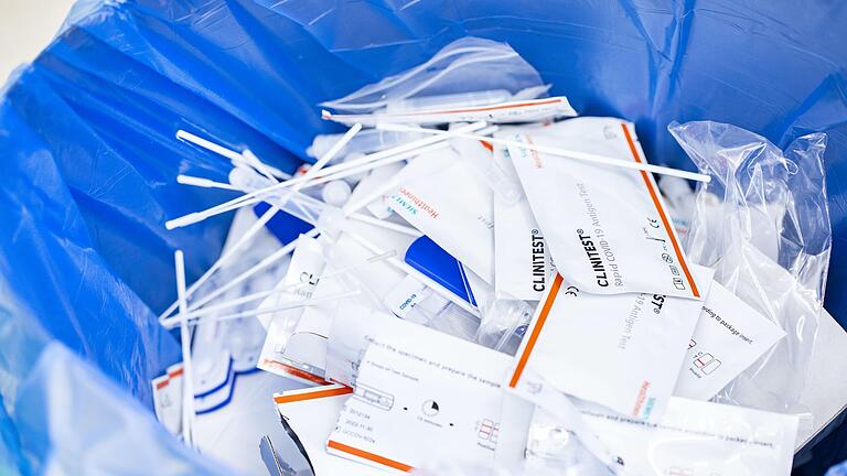 Bei Corona-Schnelltests fällt viel Müll an. Bei der Entsorgung gilt es einiges zu beachten. Bei Corona-Schnelltests fällt viel Müll an. Bei der Entsorgung gilt es einiges zu beachten.