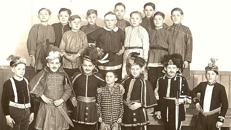 Jahrzehntelang spielten die Buben Theater. Die Einladungen zu den Aufführungen wie hier 1945 nahmen die Karlstadter Bürger gern an. Jahrzehntelang spielten die Buben Theater. Die Einladungen zu den Aufführungen wie hier 1945 nahmen die Karlstadter Bürger gern an.